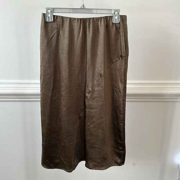 NWT heartloom satin skirt in green. Size small - Picture 3 of 3